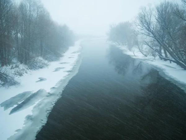 Fortes chutes de neige sur la rivière — Photo