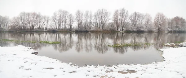 Foto panorâmica do rio de inverno — Fotografia de Stock