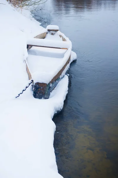 冬の川の銀行をボートします。 — ストック写真