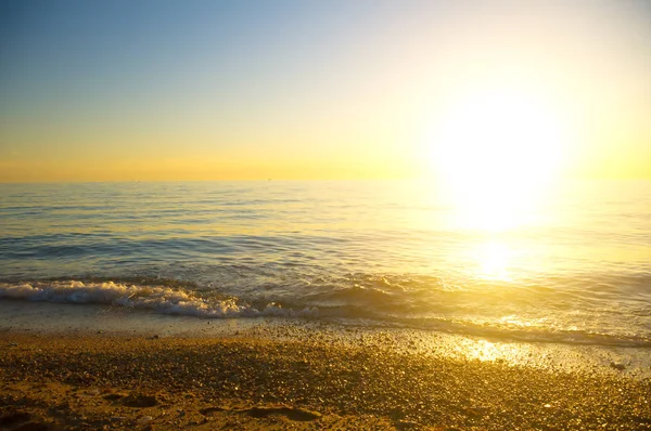 Zonsondergang op zee. — Stockfoto