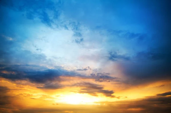 Wolken am Sonnenuntergang — Stockfoto