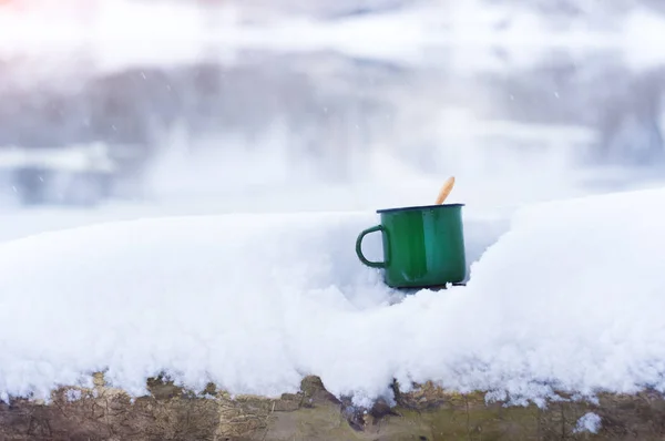 Гарячий чай в холодну зиму . — стокове фото