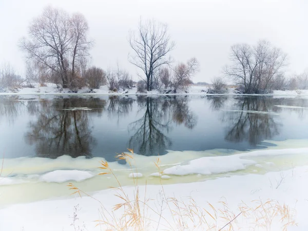 Fiume invernale — Foto Stock