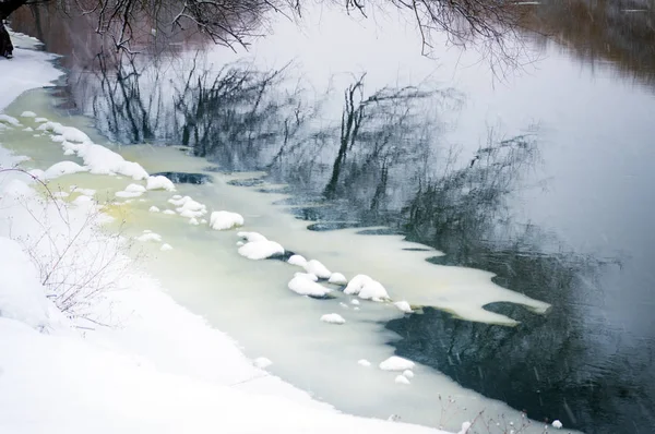 Rivière d'hiver — Photo