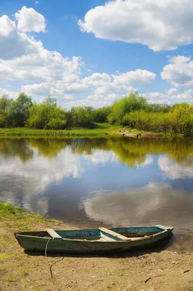 Nyáron River Bank Hajó — Stock Fotó