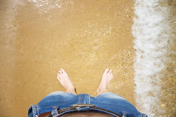 Pánské Nohy Vodě Beach Pohled Vrcholu — Stock fotografie