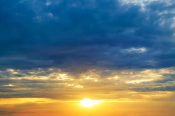 Облачное Небо Закате Панорамное Изображение Грозовых Облаков Небе Солнце — стоковое фото