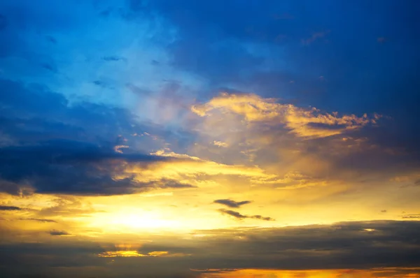 夕暮れ時の太陽の光で嵐の雲 — ストック写真