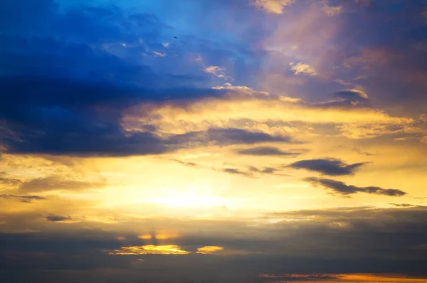 夕暮れの雲 夏の夜に日没で嵐の雲の中で太陽の明るい光 — ストック写真