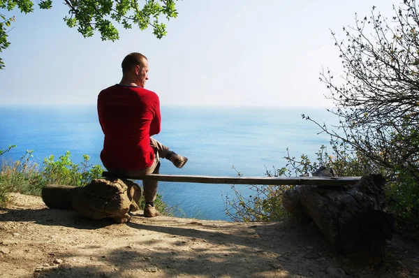 Uomo Siede Una Panchina Ammira Incredibile Paesaggio Marino — Foto Stock