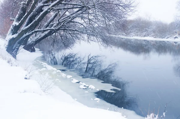 Río Invierno Durante Una Nevada —  Fotos de Stock