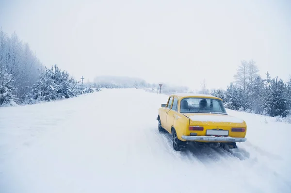 Gele Auto Besneeuwde Winter Weg — Stockfoto