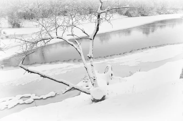 Πάγος Δεσμεύεται Όχθες Του Ποταμού Χειμώνα Καλύπτονται — Φωτογραφία Αρχείου