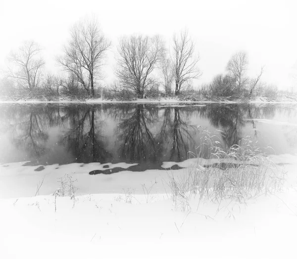 Vinter River Vinterlandskap Med Lugn Flod Och Fallande Snö — Stockfoto
