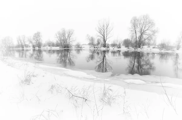 Vinter River Vinterlandskap Med Lugn Flod Och Fallande Snö — Stockfoto