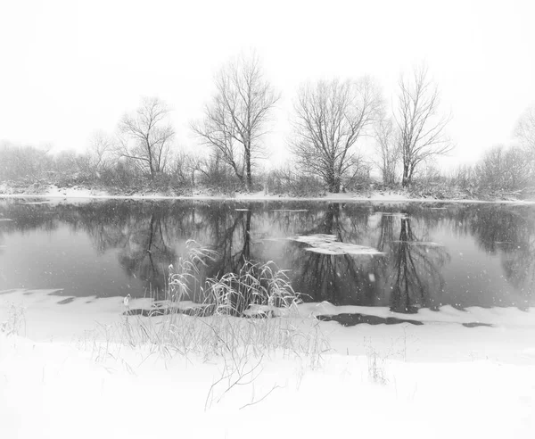 大雪中的冬河 — 图库照片