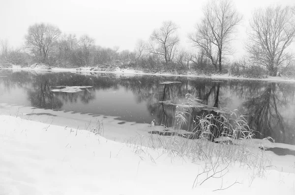 Nevicate Sullo Sfondo Fiume Invernale Con Sponde Innevate — Foto Stock