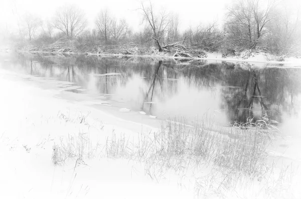 Der Fluss Winter Bei Schneefall — Stockfoto