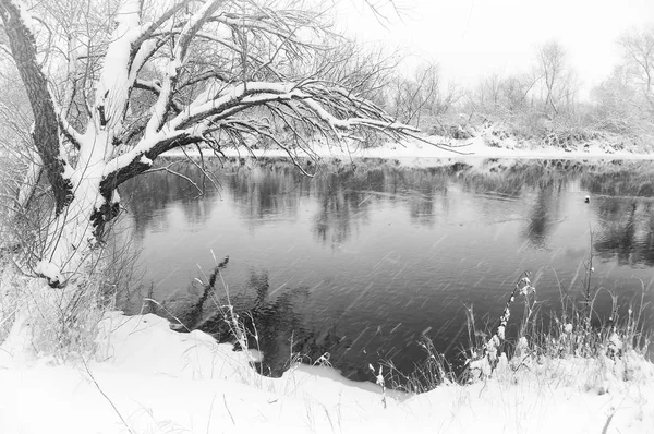 冬の川 雪に覆われた銀行と氷の冬の川 — ストック写真