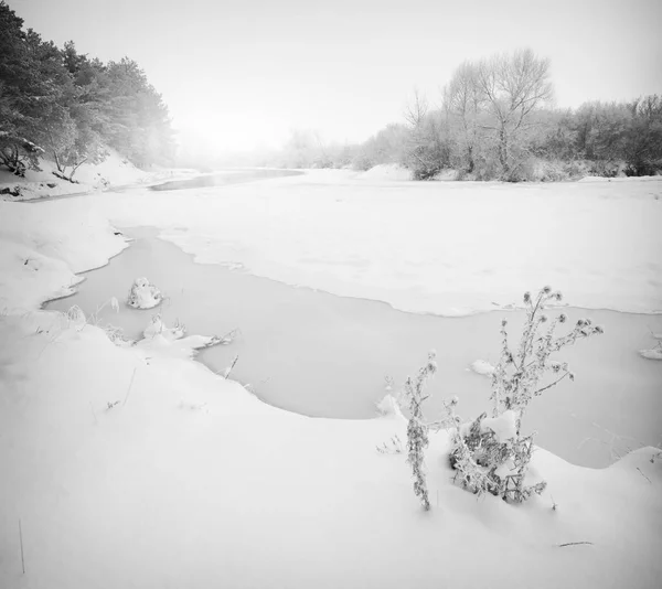 Landschap Winter Rivier Mistige Ochtend — Stockfoto