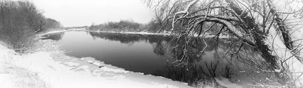 冬天的河有白雪覆盖的河岸的冬季河流景观 — 图库照片