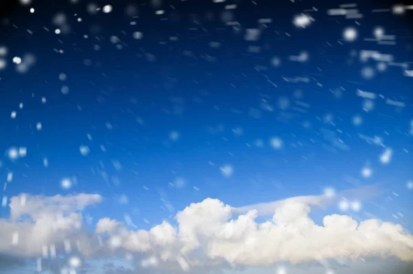 Cielo azul con nevadas y nubes —  Fotos de Stock