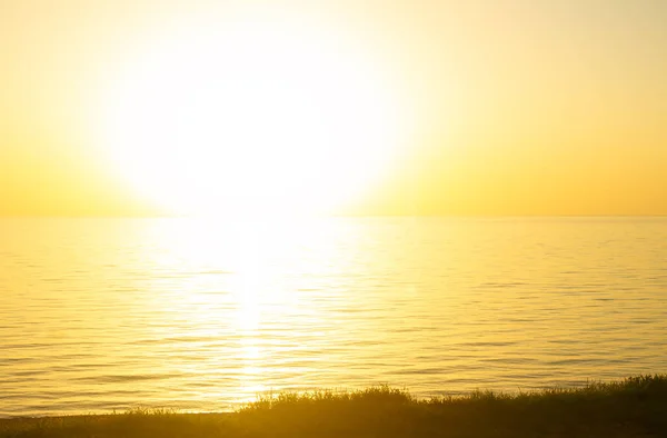 hot sun to get behind the sea horizon