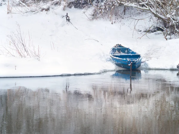 Деревянная Лодка Берегу Зимней Реки — стоковое фото