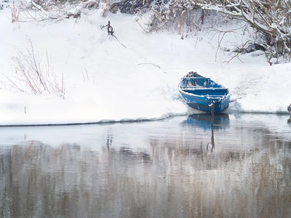 Bateau Bois Sur Rive Rivière Hiver — Photo