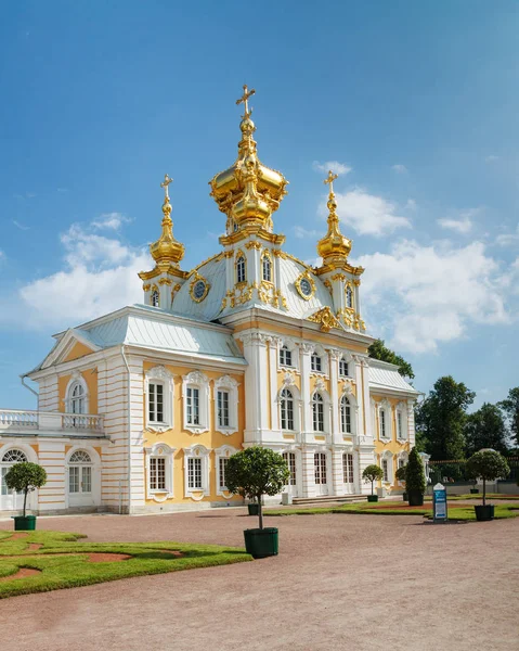 Церква святих Петра і Paul напрямку Peterhof — стокове фото