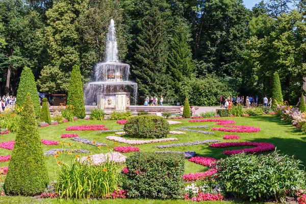 Lit fleuri et fontaine nommée Bol romain dans le parc, Petergof — Photo