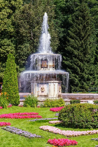 Castron roman, fântână în Petergof, Rusia — Fotografie, imagine de stoc