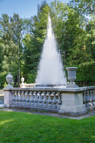 Pyramidenbrunnen in petergof, st.petersburg, russland — Stockfoto