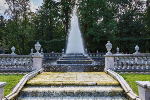 Fontana piramidale nel parco di Petergof — Foto Stock