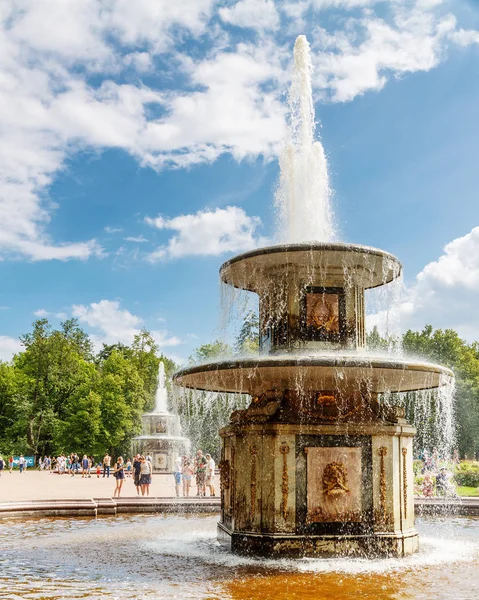 Zwei römische Schalenbrunnen in petergof, — Stockfoto