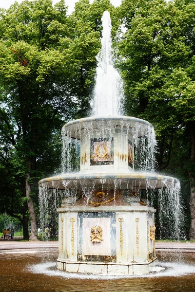 Römischer Schalenbrunnen in Petergof — Stockfoto