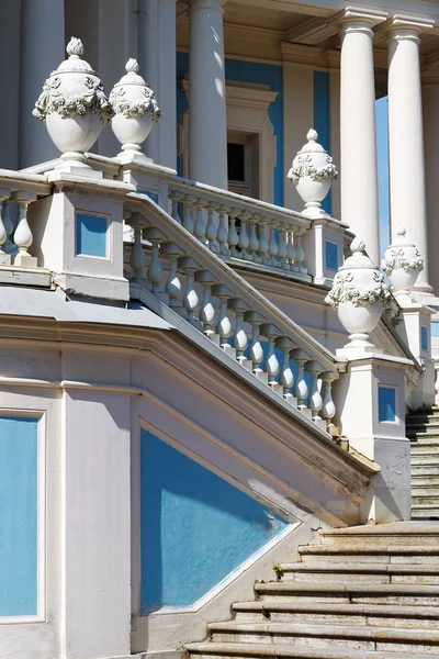 Decoratie van centrale trap, rodelbaan paviljoen in Oranienbaum. — Stockfoto