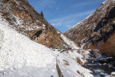 Çığ bir dağ yolu kapattı