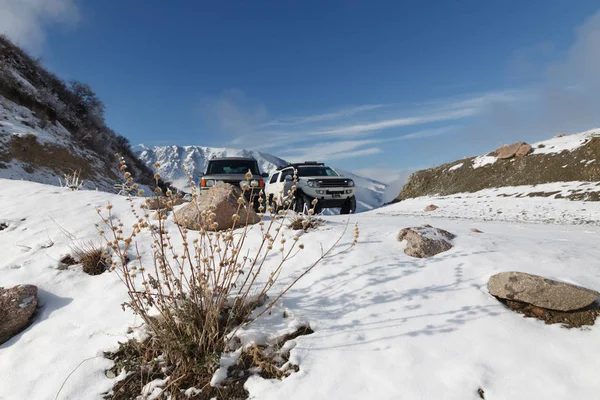 Schneebedeckter Pass mit zwei Geländewagen lizenzfreie Stockbilder