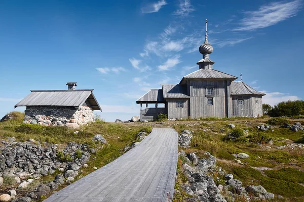 Chiesa in onore di Sant'Andrea sull'isola di Bolshoi Zayatsky — Foto Stock