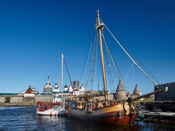 古 Solovetsky 寺前的两艘帆船 免版税图库图片