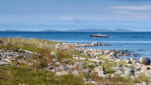 Steinigen Küste des weißen Meeres und Schiff im Hintergrund Stockbild