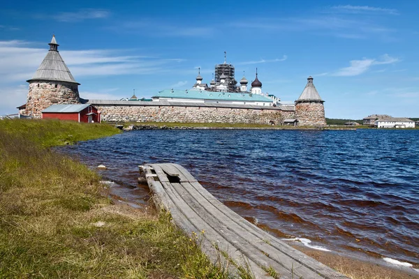 Blick auf das Solovetsky-Kloster vom heiligen See Stockbild