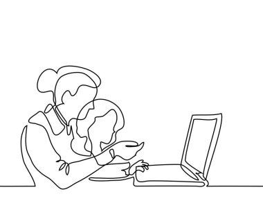 Öğretmen ve küçük kız not defterinde bak