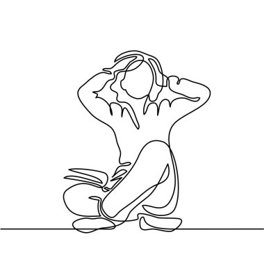 Kitap okuyan genç bir kadın