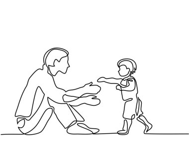 Baba ve oğul bebek yürümeye başlayan