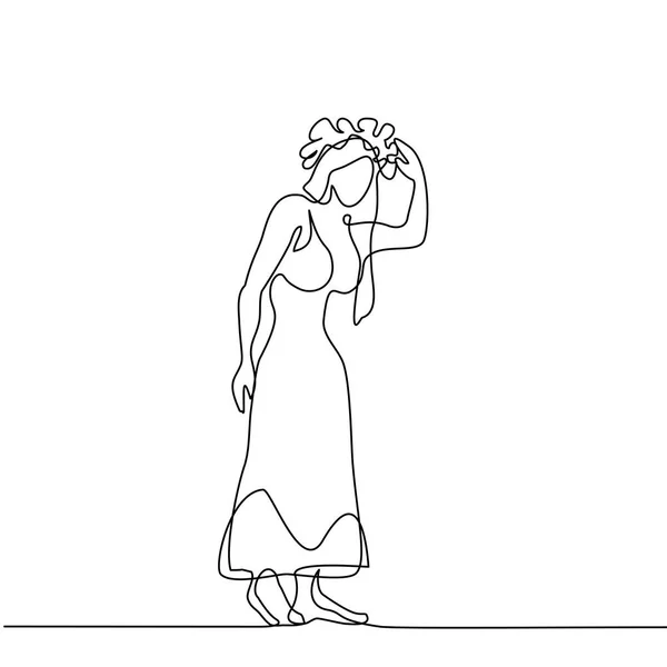 Frau im langen Kleid mit Blumenkranz — Stockvektor