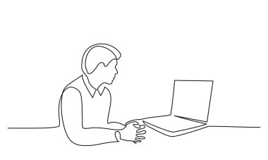 Defter satırında fikir arayan bir adam