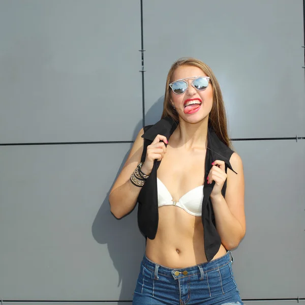 Chica con labios rojos posando en gafas de sol —  Fotos de Stock