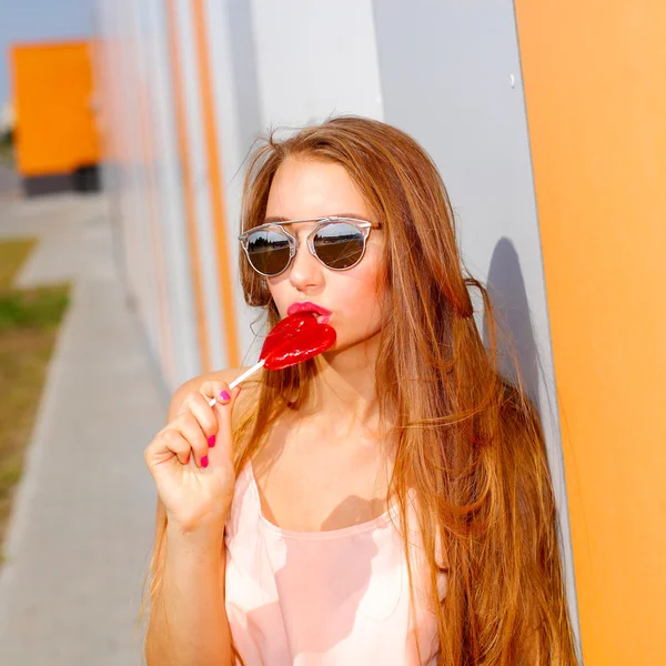 Glad flicka i solglasögon med lollipop — Stockfoto